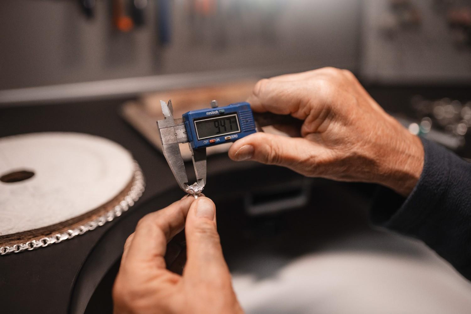 Micrometers vs Calipers: Key Differences Explained
